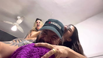 Quela Sensação Gostosa Em Chupar Um Cu E Uma Pica Grossa Ao Mesmo Tempo Qui Delícia Senti A Pica Pulsando Dentro Da Buceta Molhada Os Três Gozando Juntos Sem Parar thumbnail