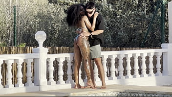 Me follo morenita en la piscina se pone cachonda al churparme la polla y grita como una putita