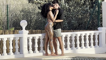 Me follo morenita en la piscina se pone cachonda al churparme la polla y grita como una putita