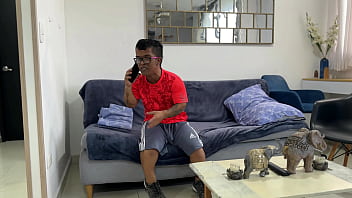 Mi rica y culona hermanastra me escucha mientras hablo con mi amigo en llamada y se pone cachonda y termino metiéndole mi enorme verga