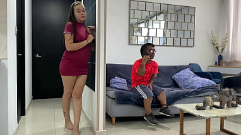 Mi rica y culona hermanastra me escucha mientras hablo con mi amigo en llamada y se pone cachonda y termino metiéndole mi enorme verga