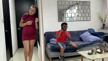 Mi rica y culona hermanastra me escucha mientras hablo con mi amigo en llamada y se pone cachonda y termino metiéndole mi enorme verga