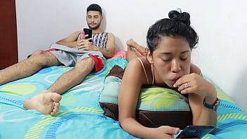 Sexo casero con mi hermanastra hermosa colombiana me quiere seducir en la casa de sus mejores amigos pero me hizo exitar y le meti mi pene