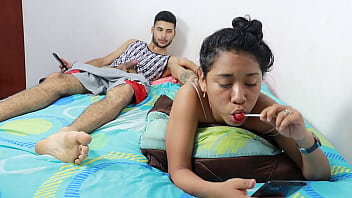 Sexo casero con mi hermanastra hermosa colombiana me quiere seducir en la casa de sus mejores amigos pero me hizo exitar y le meti mi pene