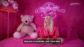 Loira gostosa tocando siririca