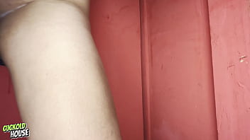 Noiva quente chupa buceta pela primeira vez antes de foder com homem desconhecido no gloryhole Noiva quente chupa buceta pela primeira vez antes de foder com homem desconhecido no gloryhole