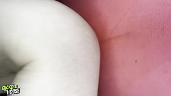 Noiva quente chupa buceta pela primeira vez antes de foder com homem desconhecido no gloryhole