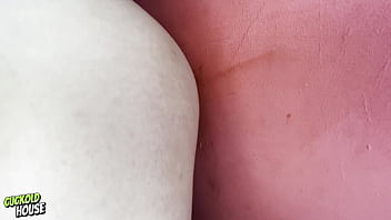 Noiva quente chupa buceta pela primeira vez antes de foder com homem desconhecido no gloryhole