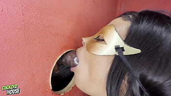Noiva quente chupa buceta pela primeira vez antes de foder com homem desconhecido no gloryhole