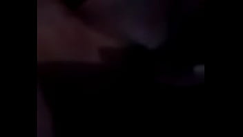 Metendo o frasco na buceta querendo da corno