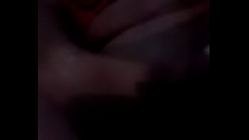 Metendo o frasco na buceta querendo da corno