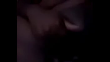 Metendo o frasco na buceta querendo da corno