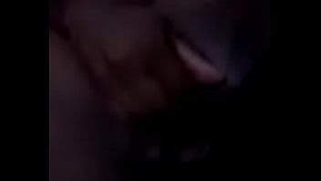 Metendo o frasco na buceta querendo da corno