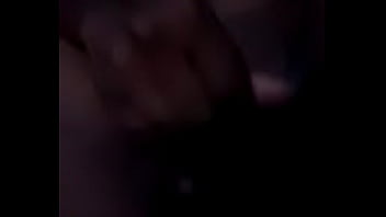 Metendo o frasco na buceta querendo da corno