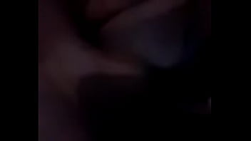 Metendo o frasco na buceta querendo da corno