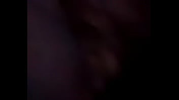 Metendo o frasco na buceta querendo da corno