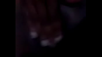 Metendo o frasco na buceta querendo da corno