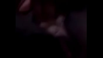 Metendo o frasco na buceta querendo da corno