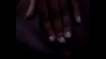 Metendo o frasco na buceta querendo da corno