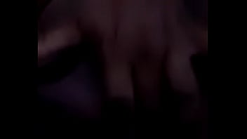 Metendo o frasco na buceta querendo da corno