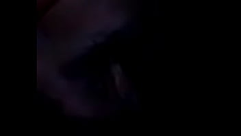 Metendo o frasco na buceta querendo da corno