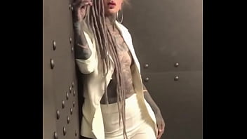 Sneak peek of the photoshoot with sujarta #photoshootpreview #creativevibes #sujartacollab #anuskatzz #anuskat