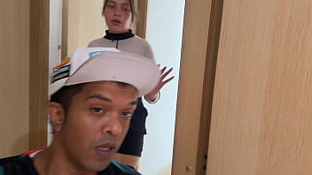 Encuentro a un pequeño enano en medio de la nada y le hago el favor de llevarlo a su casa con la condición de cumplir mi fantasía sexual de follar con un enano no sabia que tenia una polla enorme