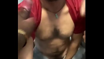 3 pirocas no mesmo box do banheiro querendo mamada e uma mão boba por baixo pegando no meu pau