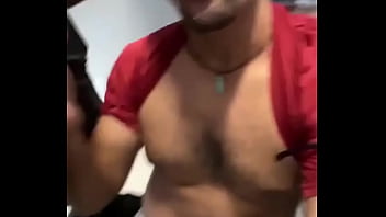 3 pirocas no mesmo box do banheiro querendo mamada e uma mão boba por baixo pegando no meu pau