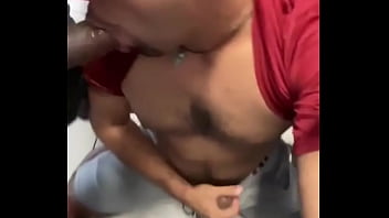 3 pirocas no mesmo box do banheiro querendo mamada e uma mão boba por baixo pegando no meu pau