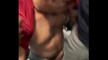 3 pirocas no mesmo box do banheiro querendo mamada e uma mão boba por baixo pegando no meu pau