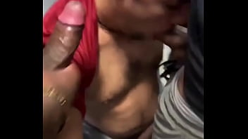 3 pirocas no mesmo box do banheiro querendo mamada e uma mão boba por baixo pegando no meu pau