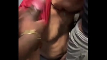 3 pirocas no mesmo box do banheiro querendo mamada e uma mão boba por baixo pegando no meu pau