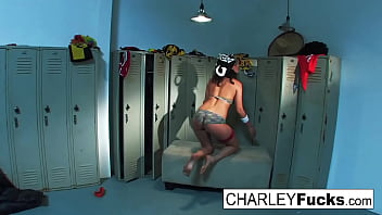 Brunette babe has some sexy fun