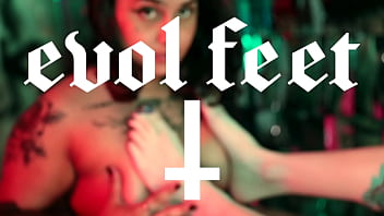 Foot fetish & piss play