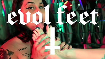 Foot fetish & piss play