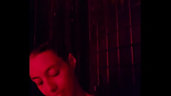 Sexo lésbico entre duas gostosas no chuveiro