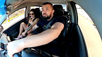 Passageira safada entra no uber sem calcinha e motorista não resiste Passageira safada entra no uber sem calcinha e motorista não resiste