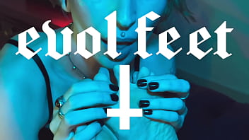 Can you fit your tongue in between each of my toes