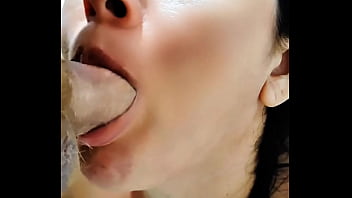 Enteada mamando padrasto ao sair da piscina não conte para ninguém mas vou te chupar até você gozar na minha boca quero provar essa porra quente quero dentro de mim chupou gostoso e não deixou cair nenhuma gota