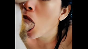 Enteada mamando padrasto ao sair da piscina não conte para ninguém mas vou te chupar até você gozar na minha boca quero provar essa porra quente quero dentro de mim chupou gostoso e não deixou cair nenhuma gota