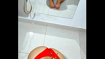 Enteada mamando padrasto ao sair da piscina não conte para ninguém mas vou te chupar até você gozar na minha boca quero provar essa porra quente quero dentro de mim chupou gostoso e não deixou cair nenhuma gota