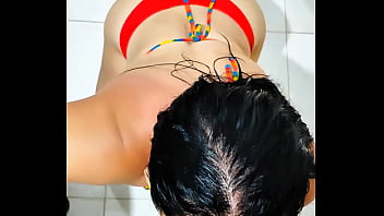 Enteada mamando padrasto ao sair da piscina não conte para ninguém mas vou te chupar até você gozar na minha boca quero provar essa porra quente quero dentro de mim chupou gostoso e não deixou cair nenhuma gota