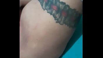 Novinha com bucetão brincando com toy