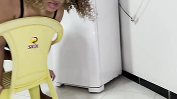 Quase quebro a cadeira de tanto fuder a buceta da empregada que mim pediu almento