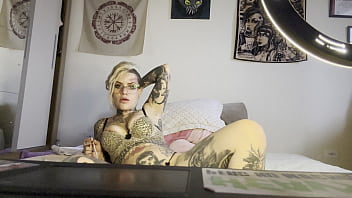 Punkloka em casa trampando no camera prive quer ver completo no angulo certo chama no provacy pesquise o nome