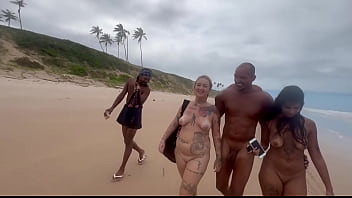 Amigas Vão Na Praia De Nudismo Dar Pros Pirocudos thumbnail