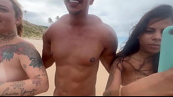 Amigas vão na praia de nudismo dar pros pirocudos