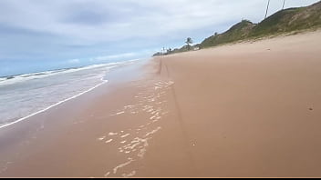 Amigas vão na praia de nudismo dar pros pirocudos