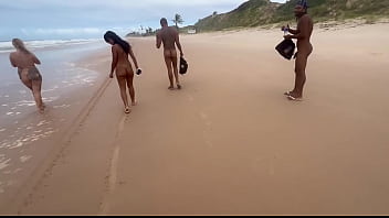 Amigas Vão Na Praia De Nudismo Dar Pros Pirocudos thumbnail